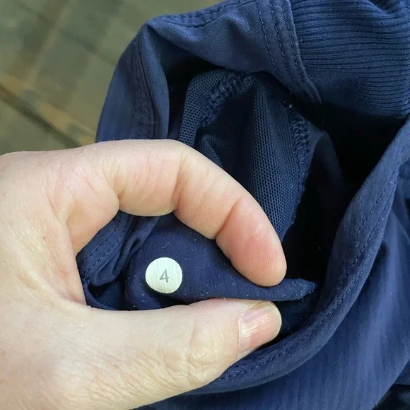 Lululemon Athletica Navy studio crop - Picture 5 of 6